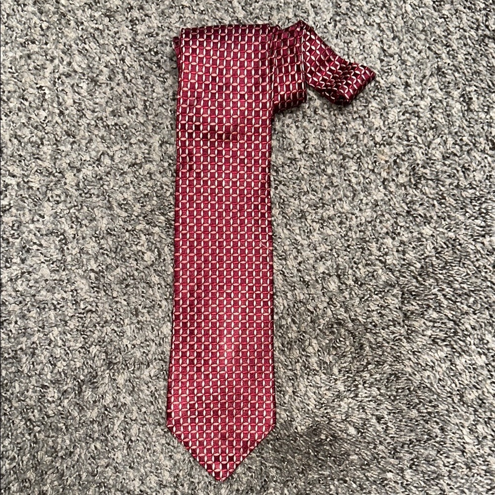 Roundtree & Yorke Red Geometric Tie Accessory